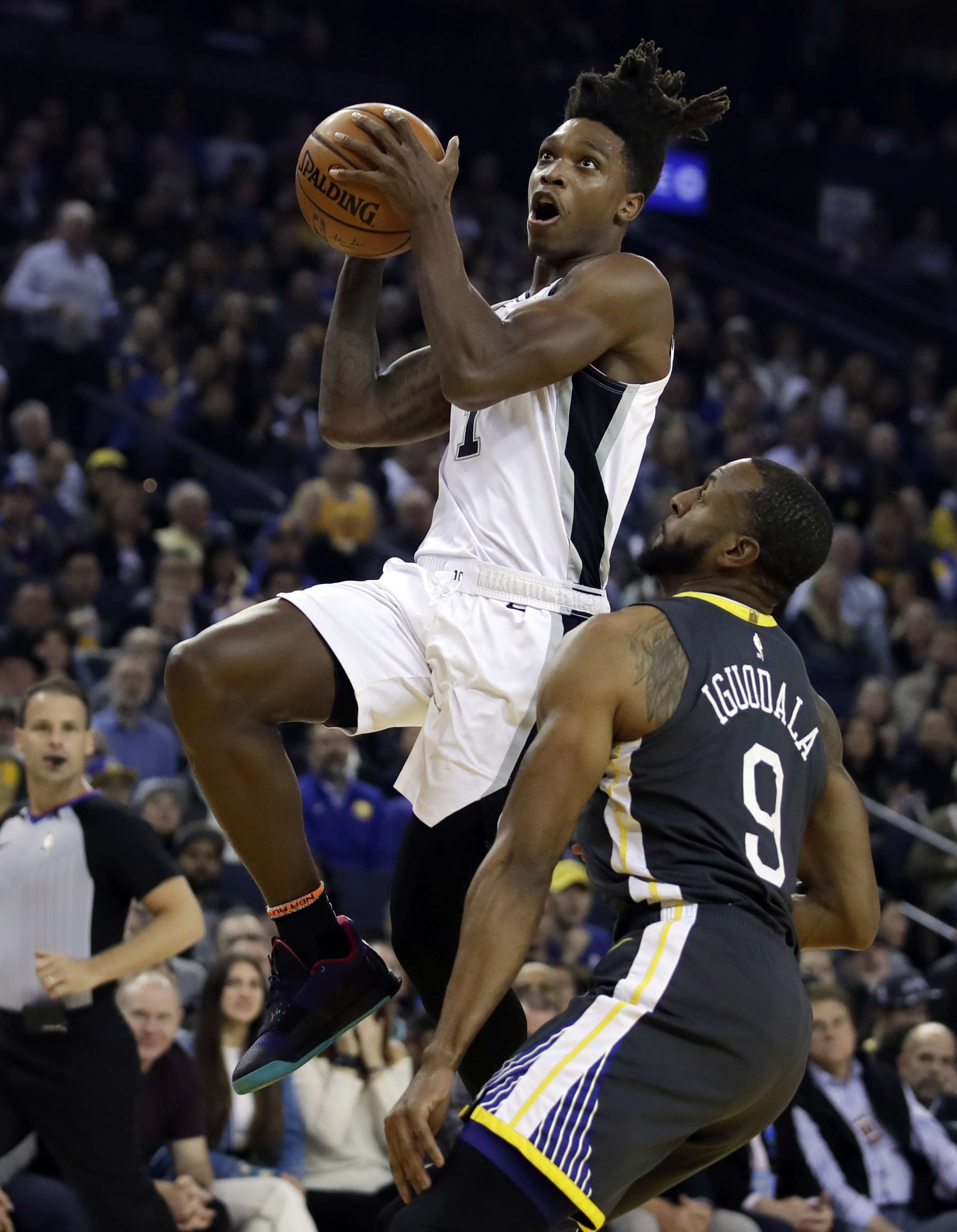 Warriors Barren A Spurs 141-102 Comandados Por Thompson