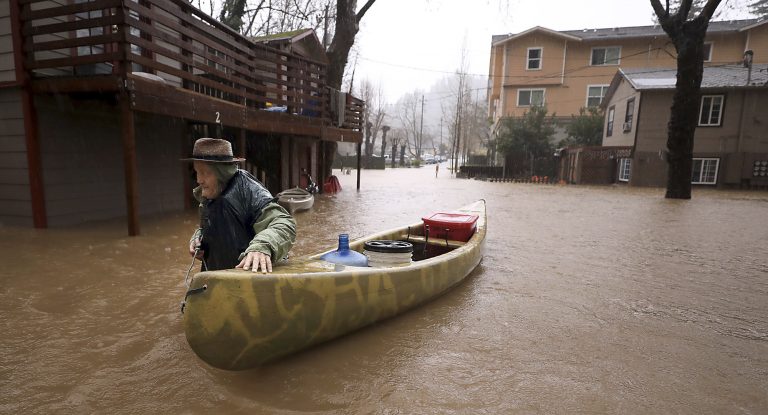 California Inundaciones aíslan dos comunidades